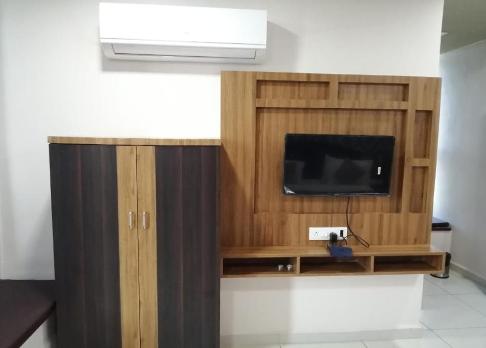 Blackout drapes, WiFi (free), bed sheets