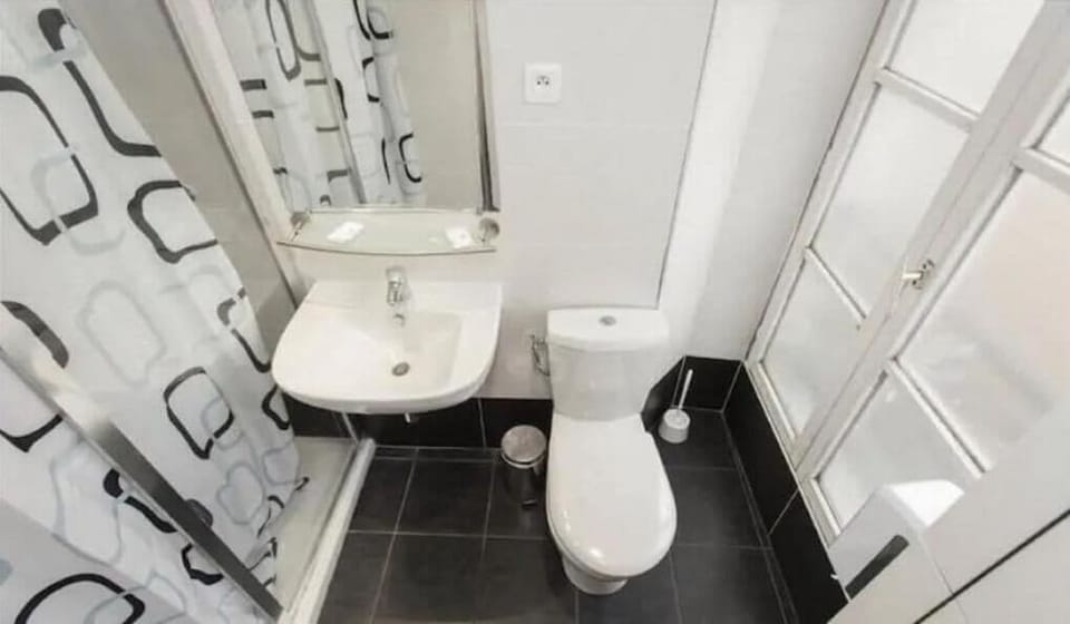 Shower, eco-friendly toiletries, towels