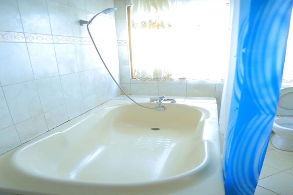 Studio Suite | Deep soaking bathtub