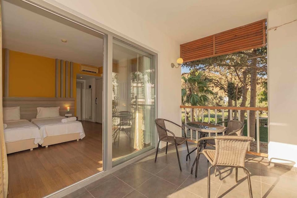 Family Room, Pool View | Minibar, in-room safe, desk, bed sheets