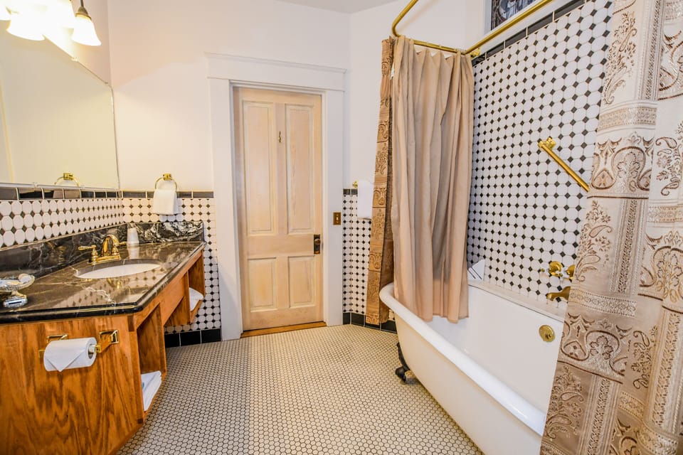 Deluxe Historic Suite, 1 King Bed (2nd Floor) | Bathroom | Free toiletries, hair dryer, towels, soap