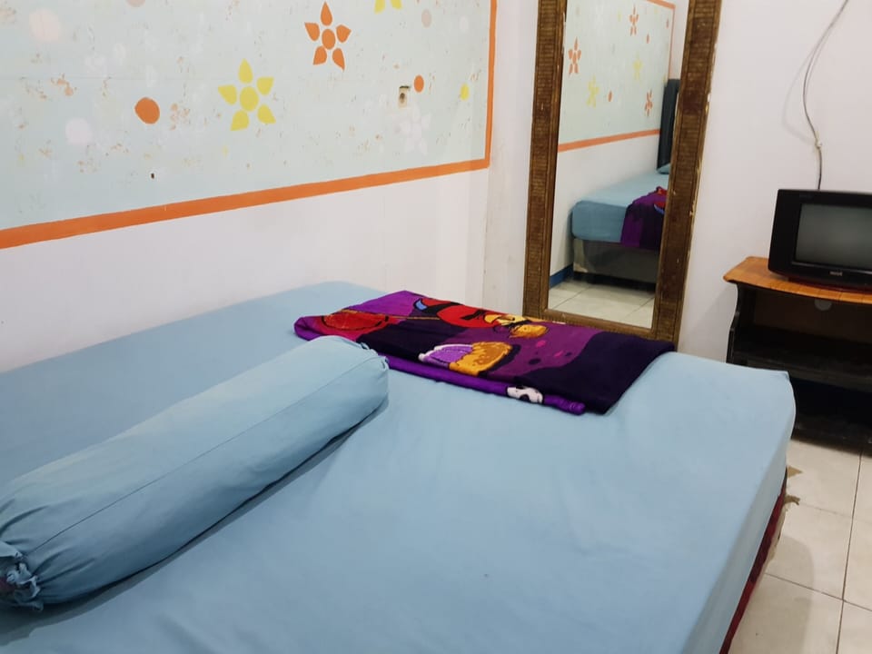 Standard Room | Desk, bed sheets
