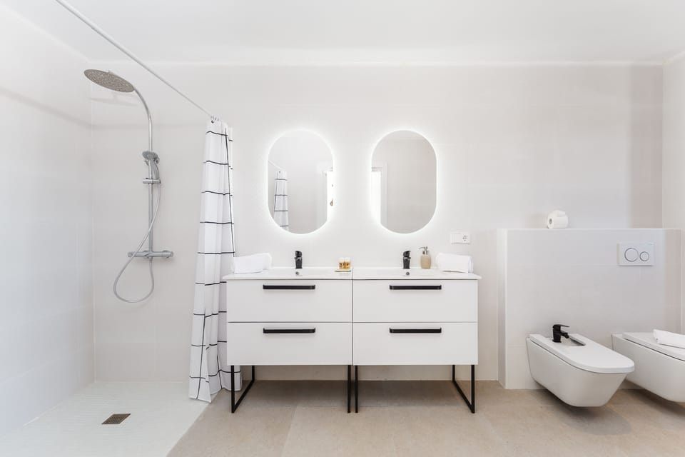 Junior Studio Suite, 1 Bedroom, Jetted Tub | Premium bedding, memory foam beds, minibar, desk