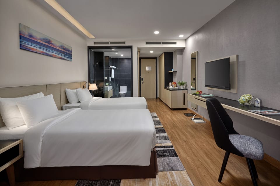 Deluxe Twin Room | Minibar, in-room safe, desk, blackout drapes