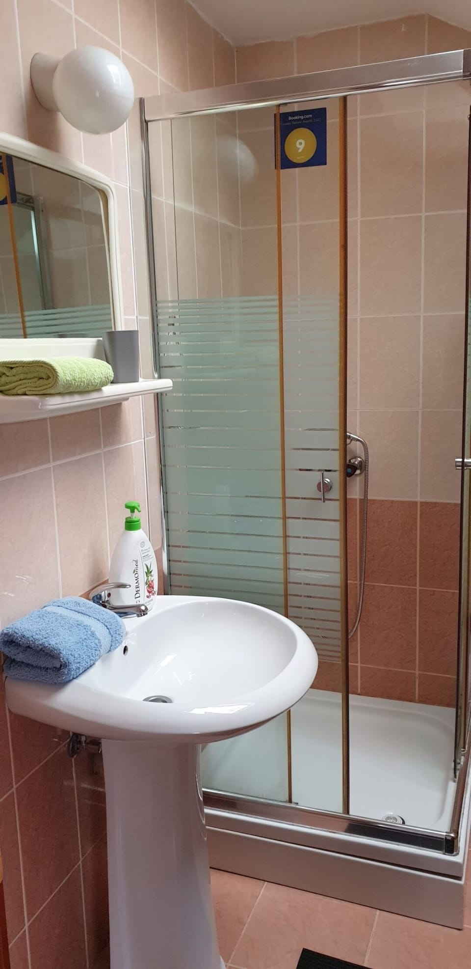 Studio | Bathroom | Shower, hair dryer, towels