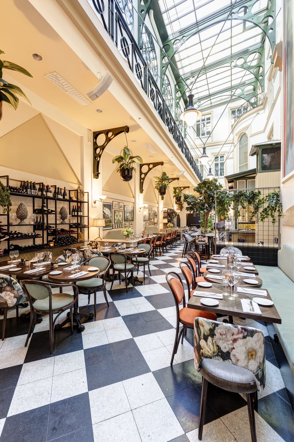 2 restaurants; lunch and dinner served
