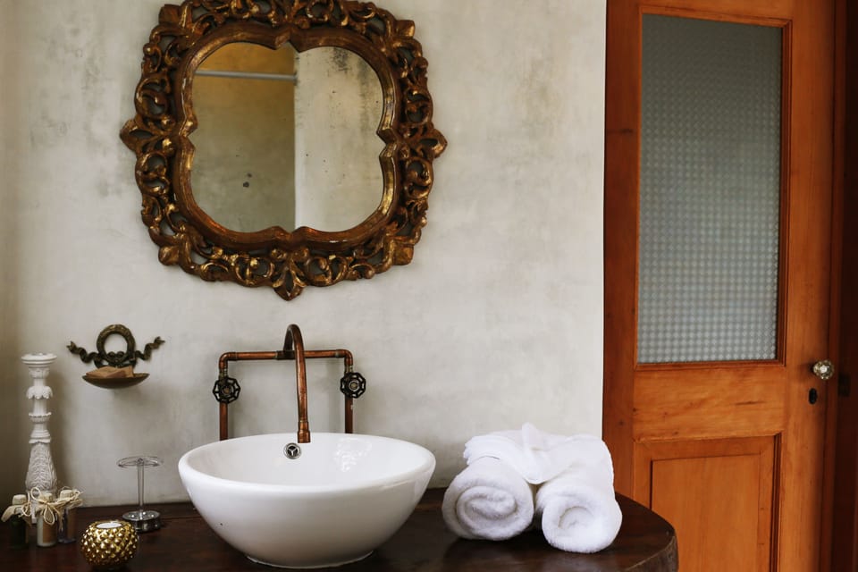 Basic Room, 1 King Bed | Bathroom sink