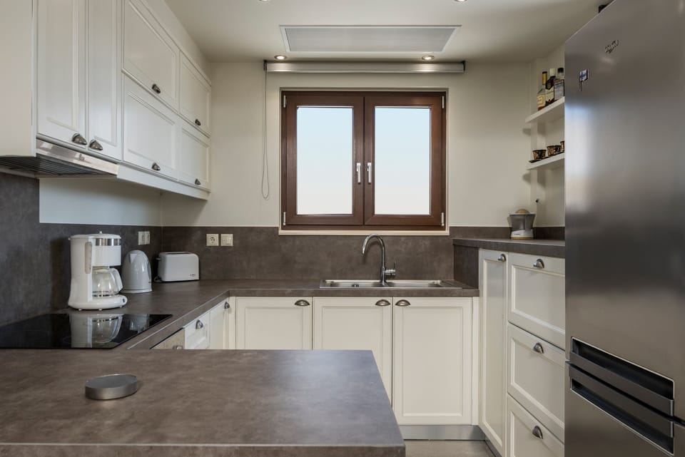 Family Villa | Private kitchen | Fridge, microwave, oven, stovetop
