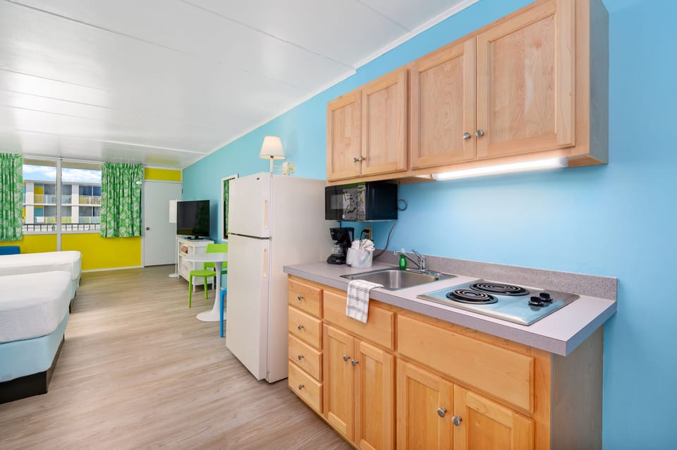 Full-size fridge, microwave, stovetop, coffee/tea maker