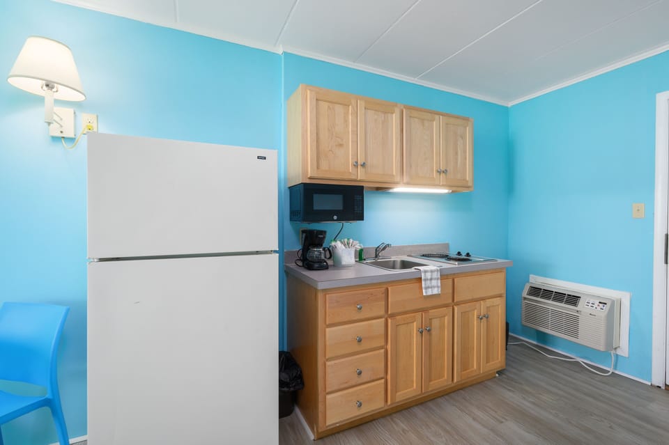 Full-size fridge, microwave, stovetop, coffee/tea maker