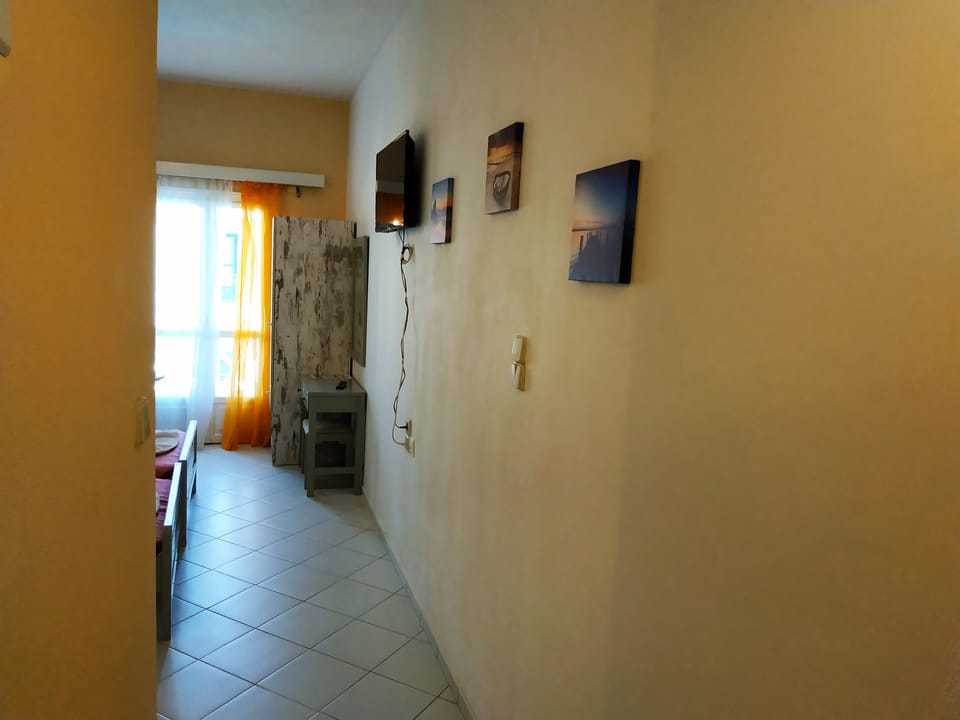 Studio, 1 Bedroom, Balcony | 1 bedroom, bed sheets