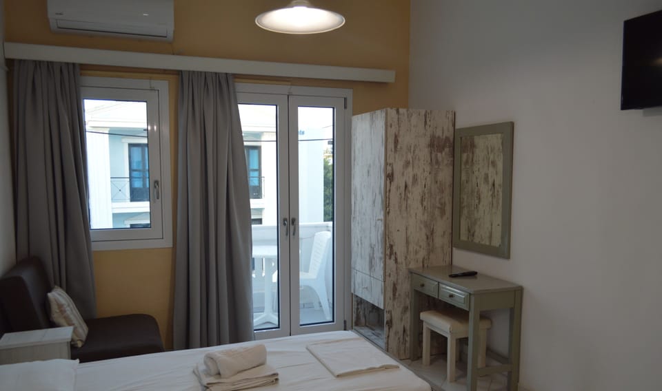 Studio, 1 Bedroom, Balcony | 1 bedroom, bed sheets