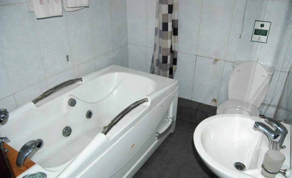 Room, 1 Bedroom, Accessible, Smoking | Bathroom | Free toiletries, towels