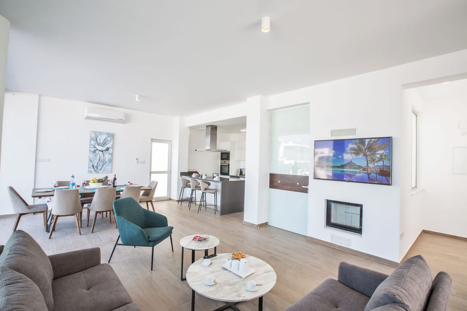Villa, 5 Bedrooms, Smoking, Private Pool | Living area