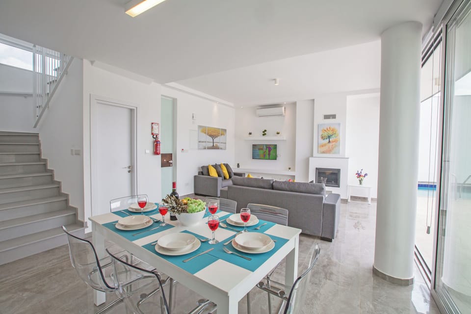 Villa, 2 Bedrooms, Smoking, Private Pool | Dining