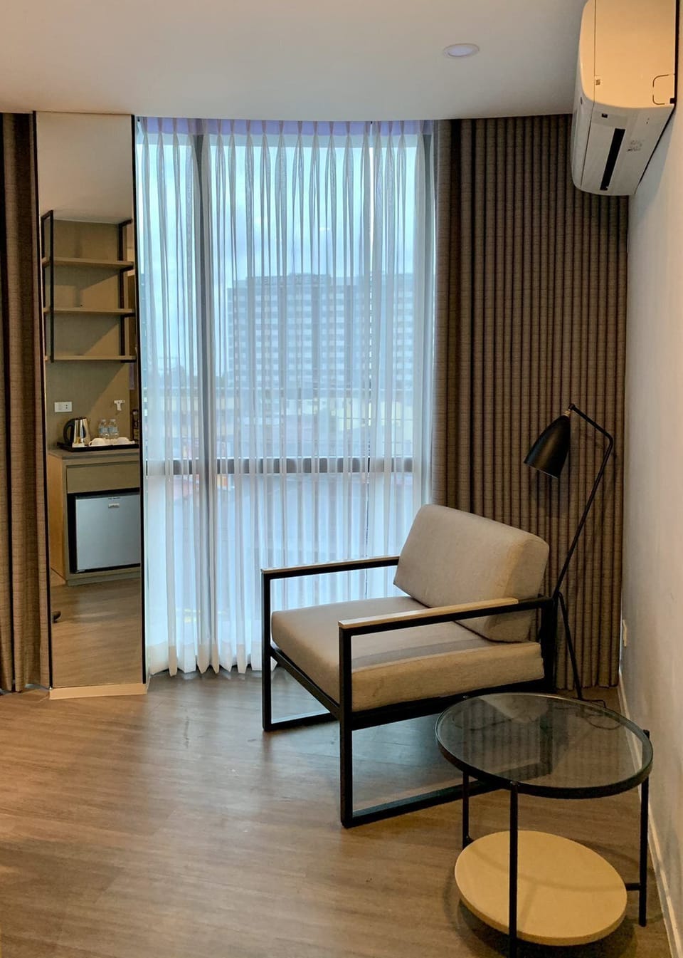 JET Gold Suite | Memory foam beds, in-room safe, desk, laptop workspace