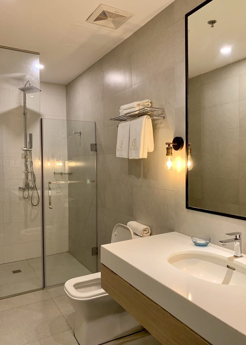 JET Gold Suite | Bathroom | Free toiletries, hair dryer, slippers, bidet