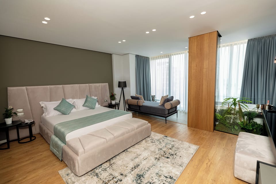 Suite, Hot Tub | Minibar, soundproofing, free WiFi, bed sheets