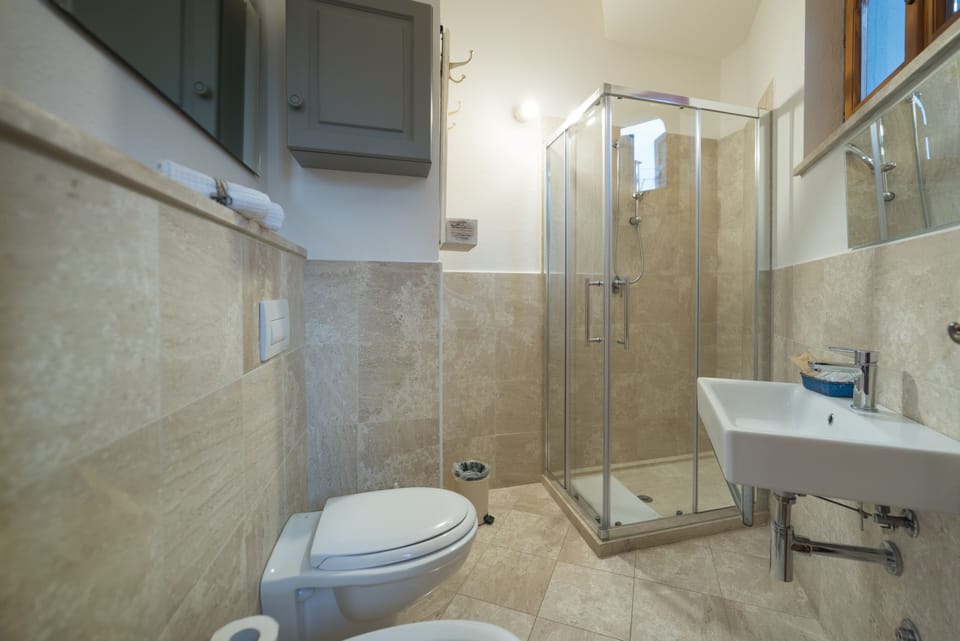 Standard Double Room | Bathroom | Shower, bidet, towels