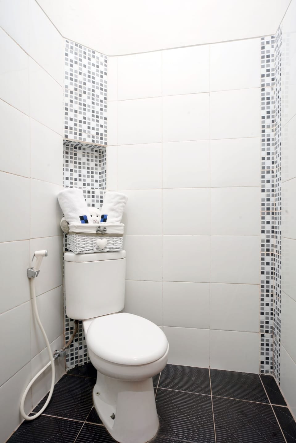 Deluxe Room | Bathroom | Shower, towels, soap, shampoo
