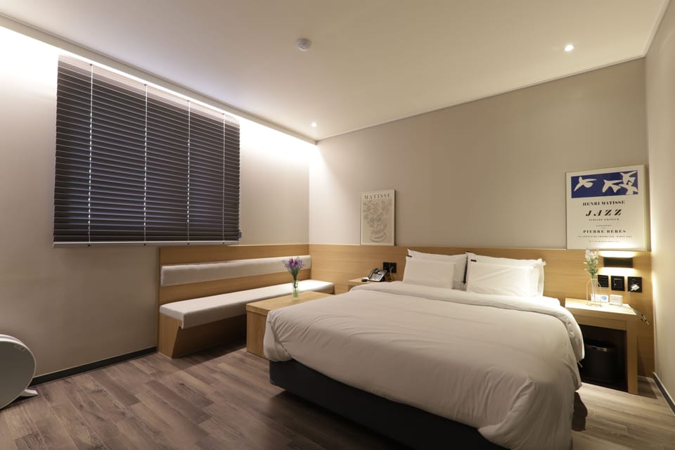 Deluxe Room, 1 King Bed (B) | Individually decorated, desk, laptop workspace, free WiFi