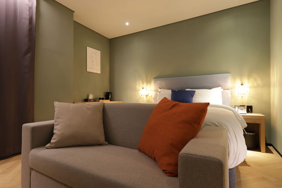 Suite | Individually decorated, desk, laptop workspace, free WiFi