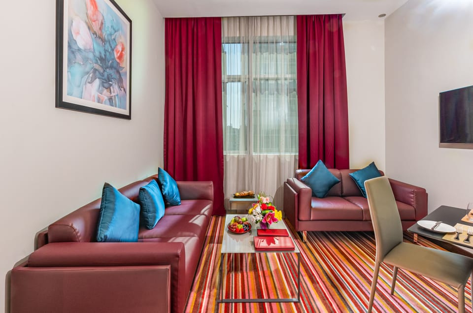 Executive Studio Suite | Living area | Flat-screen TV