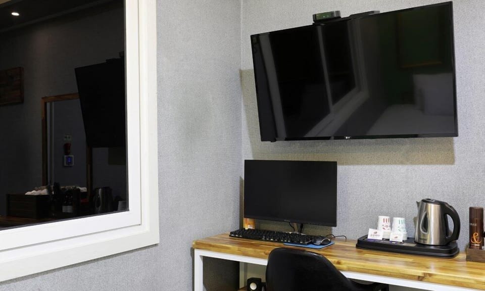 Twin Room | 1 bedroom, minibar (free items), WiFi (free), individually decorated