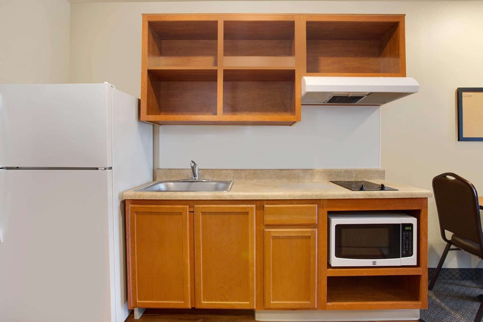 Room, 1 Queen Bed, Accessible, Non Smoking | Individually decorated, desk, iron/ironing board, free WiFi