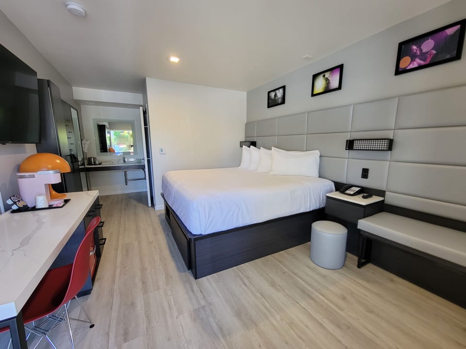 Room, 1 King Bed, Non Smoking | Desk, iron/ironing board, bed sheets