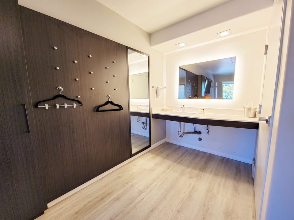 Combined shower/tub, rainfall showerhead, free toiletries, hair dryer