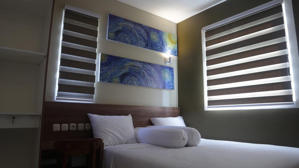 Desk, soundproofing, WiFi (free), bed sheets