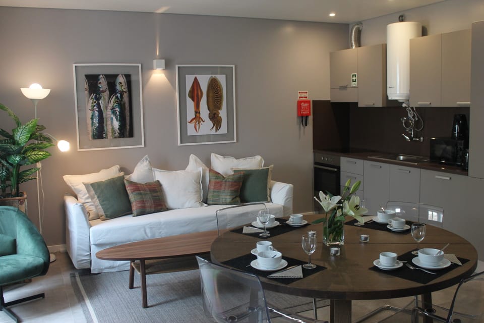 Family Apartment, 1 Bedroom | In-room dining