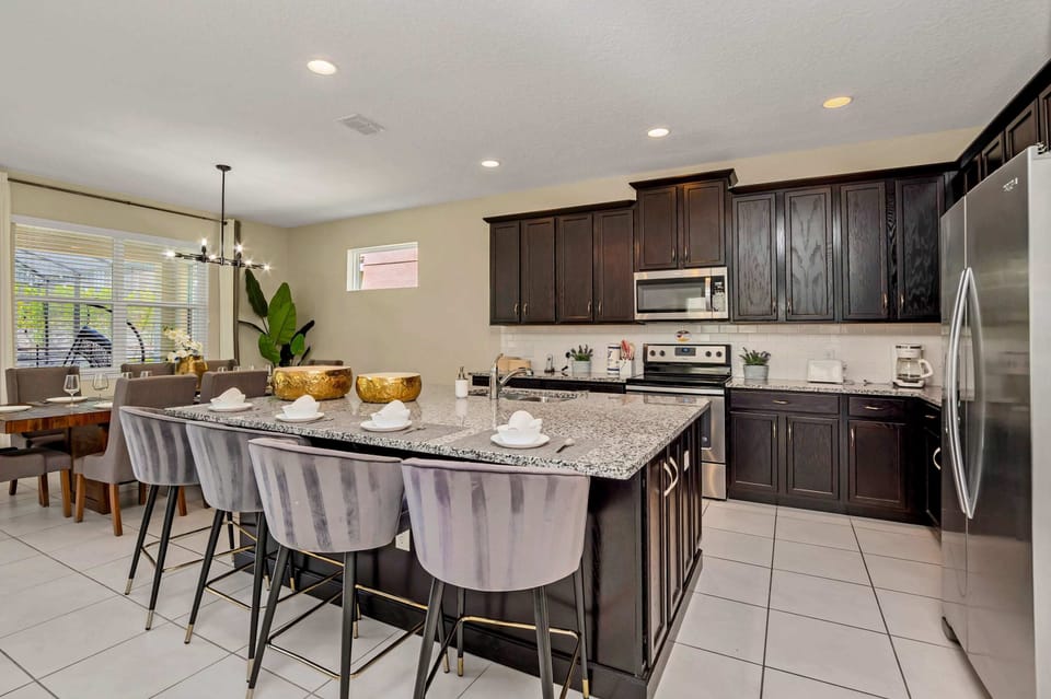 House (6 Bedrooms) | Private kitchen | Fridge, microwave, oven, stovetop