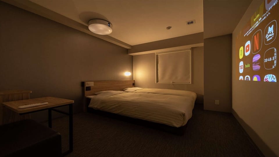 Theater Hollywood Twin Room, Non Smoking | Free WiFi, bed sheets