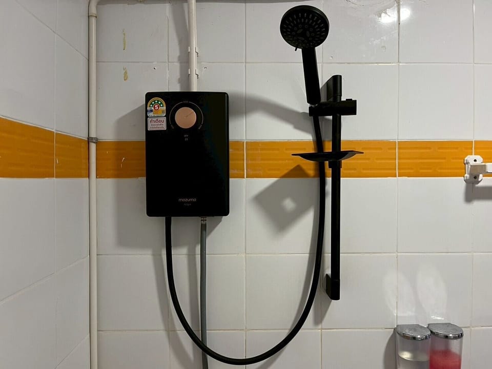 Shower, rainfall showerhead, free toiletries, towels