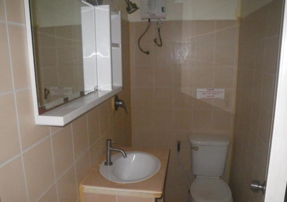 Basic Room | Bathroom | Shower, towels, soap, shampoo
