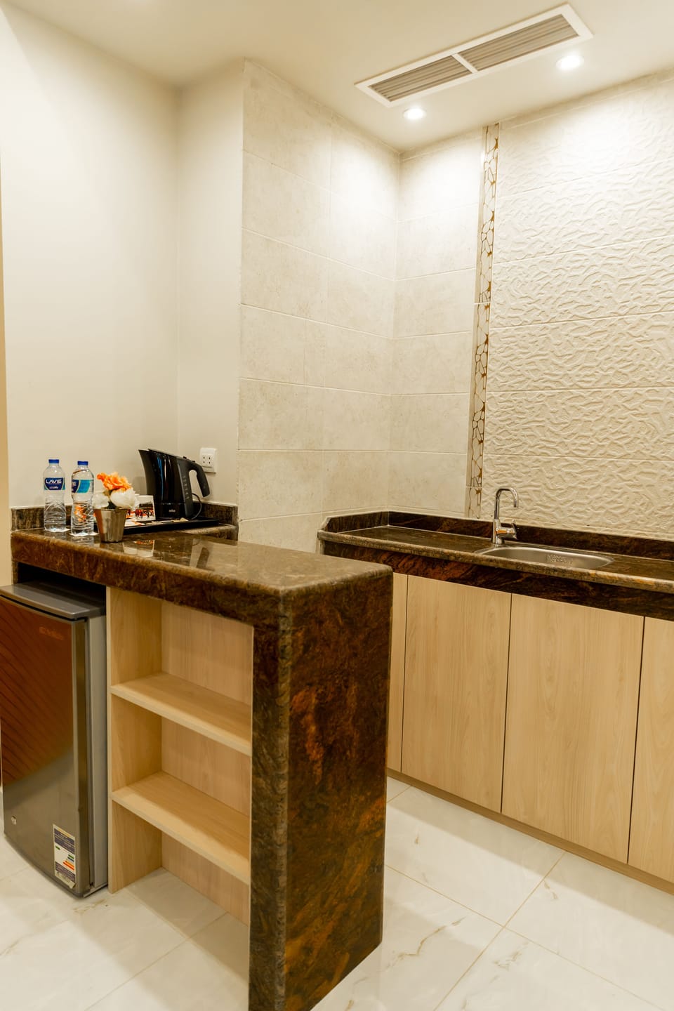Junior Suite | Private kitchen | Coffee/tea maker, electric kettle