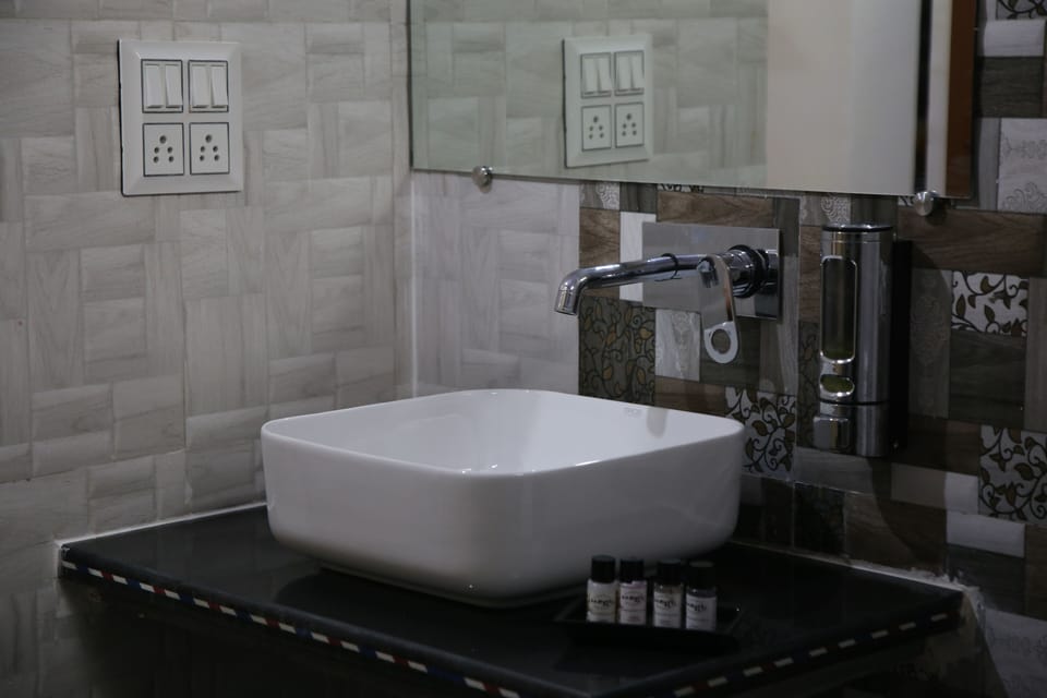Family Room | Bathroom | Shower, free toiletries, slippers, towels