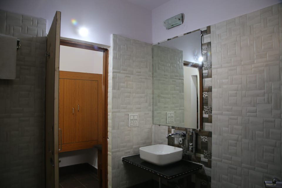 Deluxe Room | Bathroom | Shower, free toiletries, slippers, towels