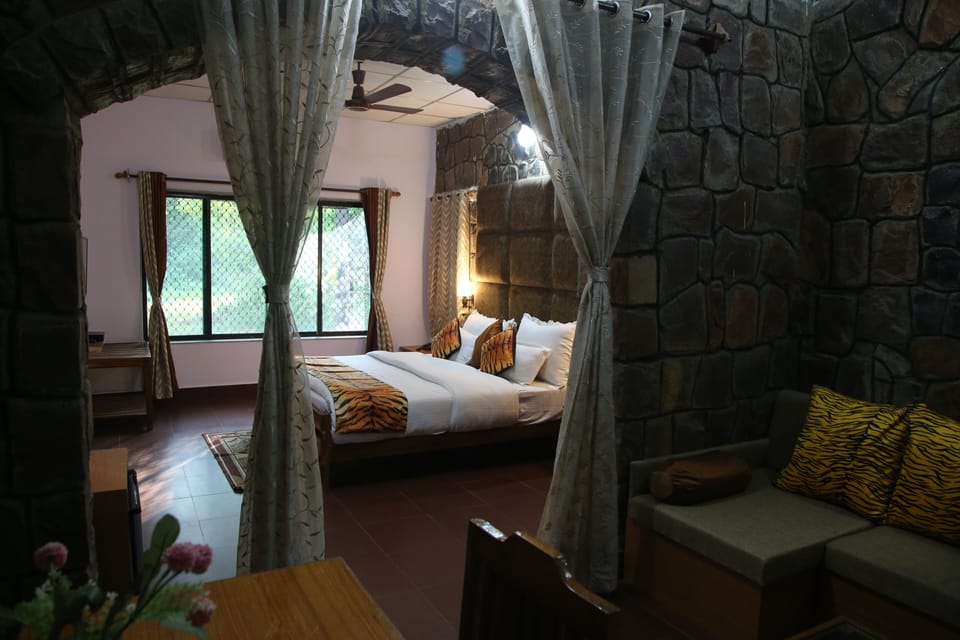 Deluxe Room | Blackout drapes, WiFi (free), bed sheets