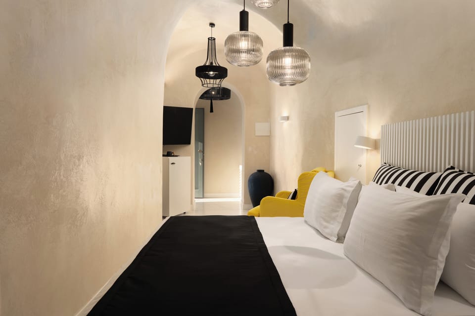 Senior Suite with Outdoor Cave Hot Tub | 1 bedroom, in-room safe, blackout drapes, soundproofing