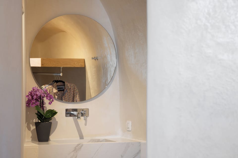 Junior Suite Private indoor / outdoor Hot Plunge Pool | Bathroom | Shower, free toiletries, hair dryer, bathrobes