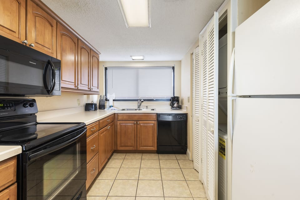 Superior Condo, 2 Bedrooms, Balcony, Ocean View | Private kitchen | Fridge, microwave, oven, stovetop