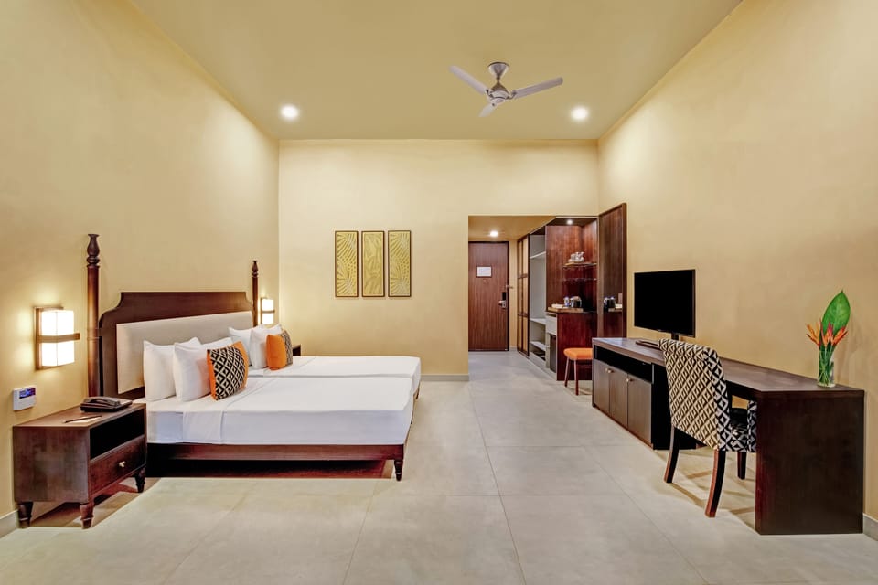 Deluxe Twin Room | Minibar, in-room safe, desk, laptop workspace
