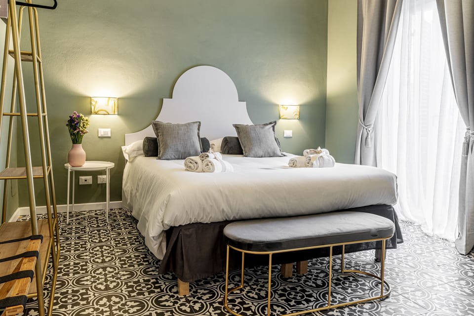 Deluxe Double Room (1 - Delle Mura) | Bathroom | Shower, rainfall showerhead, eco-friendly toiletries, hair dryer