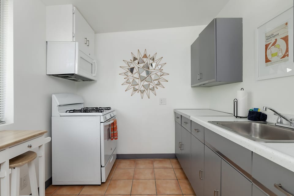Superior Room, 1 King Bed | Private kitchen | Microwave, paper towels