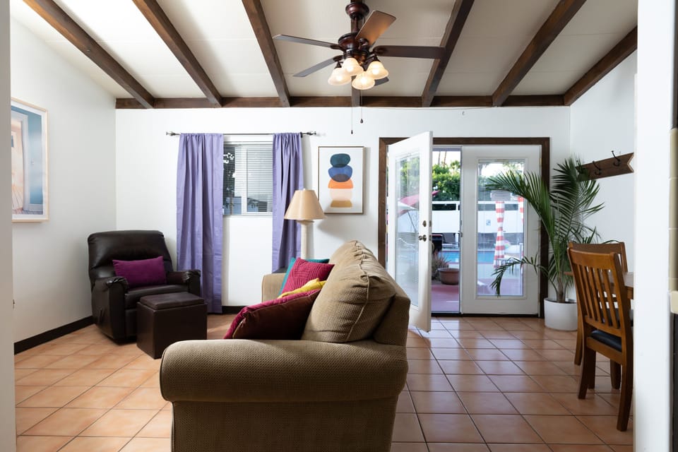 Premium Room, 1 King Bed | Living area