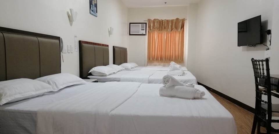VIP  Family Room | Desk, free WiFi