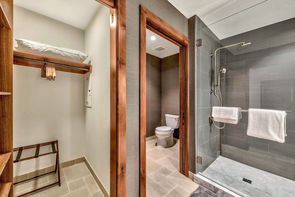 Luxury Three Bedroom Residence steps from Heavenly Village by RedAwning Apartment in Stateline